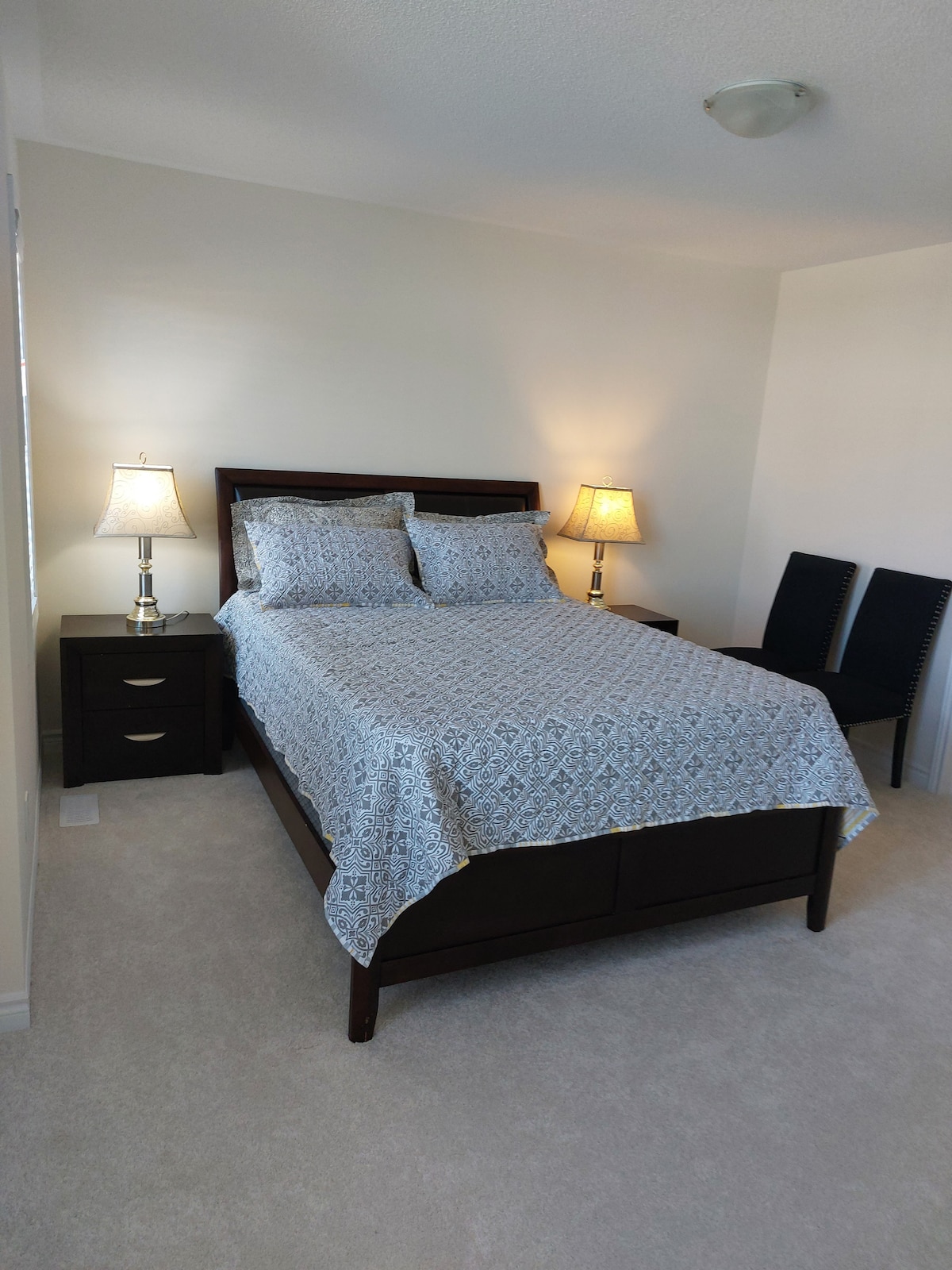 Chumba cha kulala # 2 na mlango tofauti wa Bafu # 2 na Kioo cha Mlango wa Kioo.