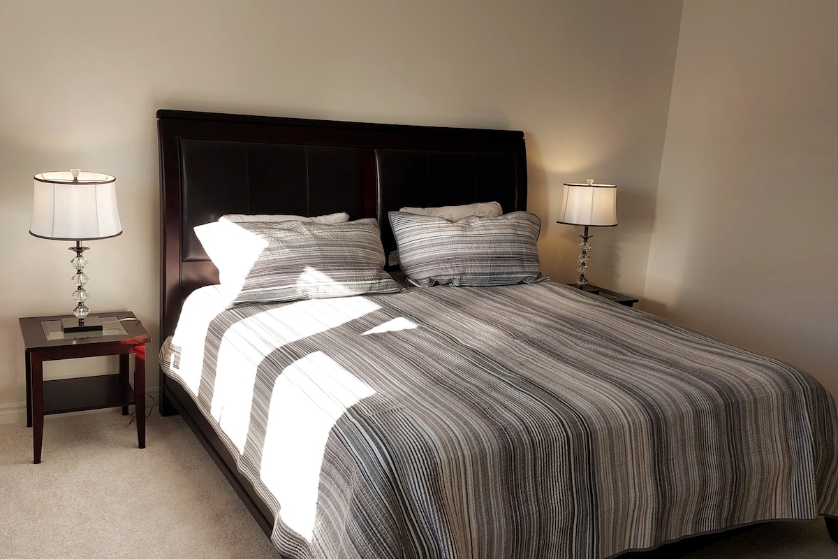 Chumba kikubwa cha kulala kilicho na kabati la nguo na bafu la kuogea na beseni la kuogea.