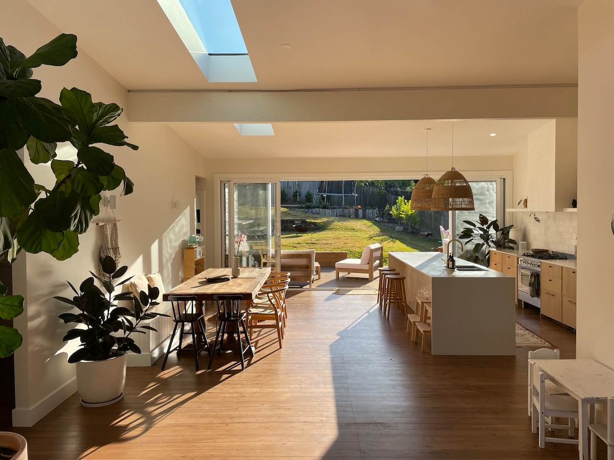 Successful Airbnb property: Beautiful 4 bed Beach House, flat walk to Terrigal in Wamberal