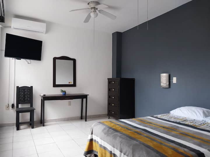 La recamara 2 cuenta tambien con una cama matrimonial, clima y pantalla, baño al interior de la recamara.