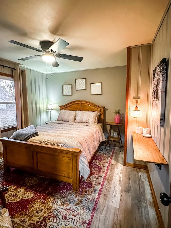 Საძინებელი №2 მოიცავს ორადგილიან საწოლს ახალი ლეიბით, ოთახის გამუქების ფერებში, კომოდს, კარადასა და სამუშაო სივრცეს (სამუშაო მაგიდაზე ჩაშენებული). 