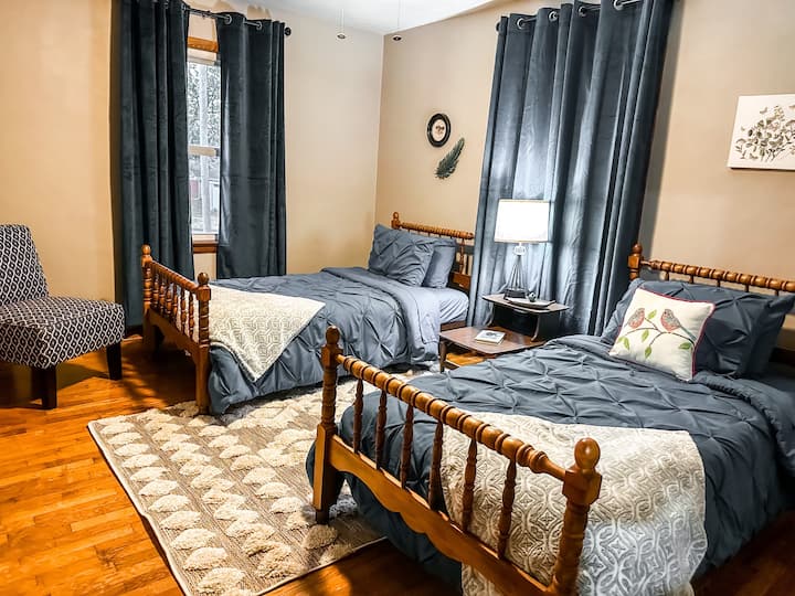 Საძინებელი №3 მოიცავს ორ ორადგილიან საწოლს, ოთახის გამუქების ფერებში და კარადას. 