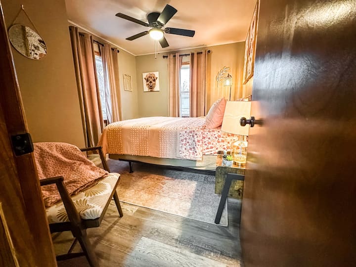 Საძინებელი №4 მოიცავს ორადგილიან საწოლს ახალი ლეიბით, ოთახის გამუქების ფერებში და პატარა კარადას. Იატაკის გეგმა გაყოფილია და ეს არის საძინებელი, რომელიც მდებარეობს დანარჩენი სამისგან მოშორებით. Ის მდებარეობს სამზარეულოდან მოშორებით და მეორე სააბაზანოს გვერდით. 