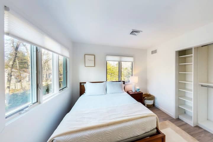 El dormitorio secundario del segundo piso cuenta con armario personalizado, cómoda y cama tamaño queen. 