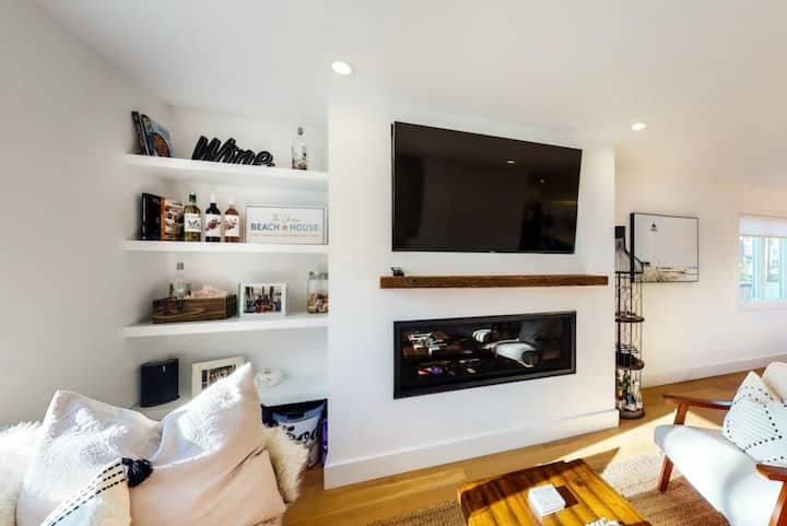 La sala de estar cuenta con TV inteligente grande por cable y asientos cómodos para  un máximo de 5 adultos. Hay libros y juegos de mesa disponibles para usar en todas las estanterías. 