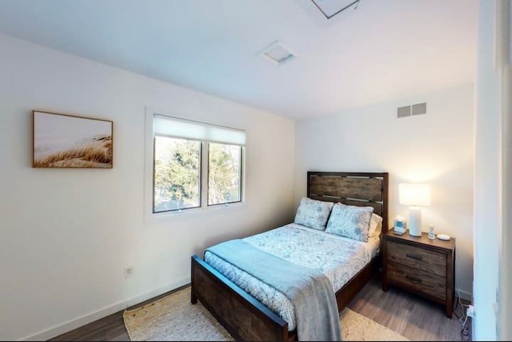 Segundo piso, tercer dormitorio contiene armario moderado y cama de tamaño completo. 