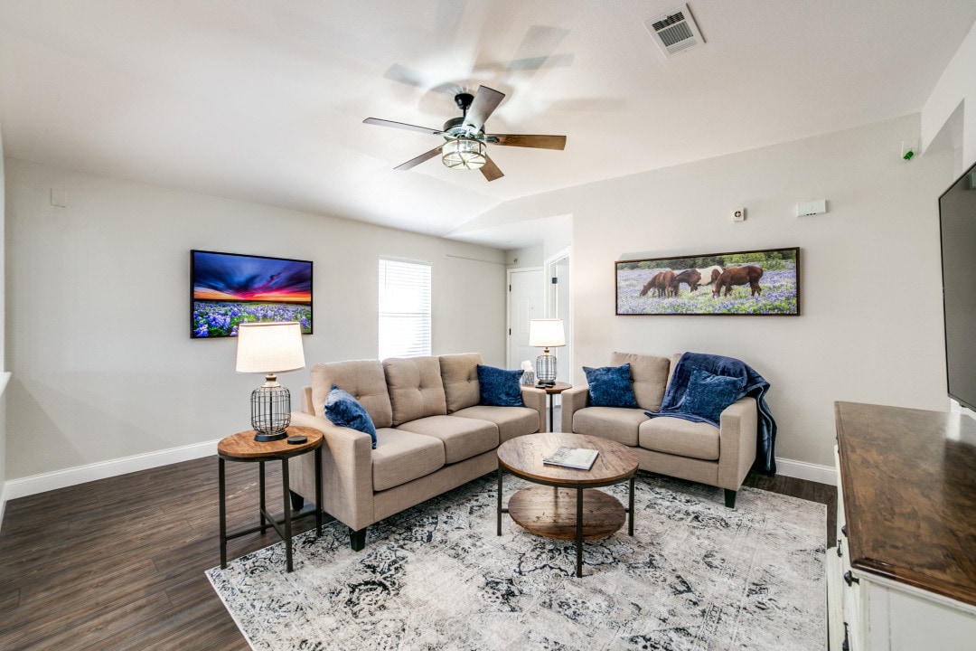 Popular Airbnb listing: Cheerful 3 bedroom with hot tub in Northwest