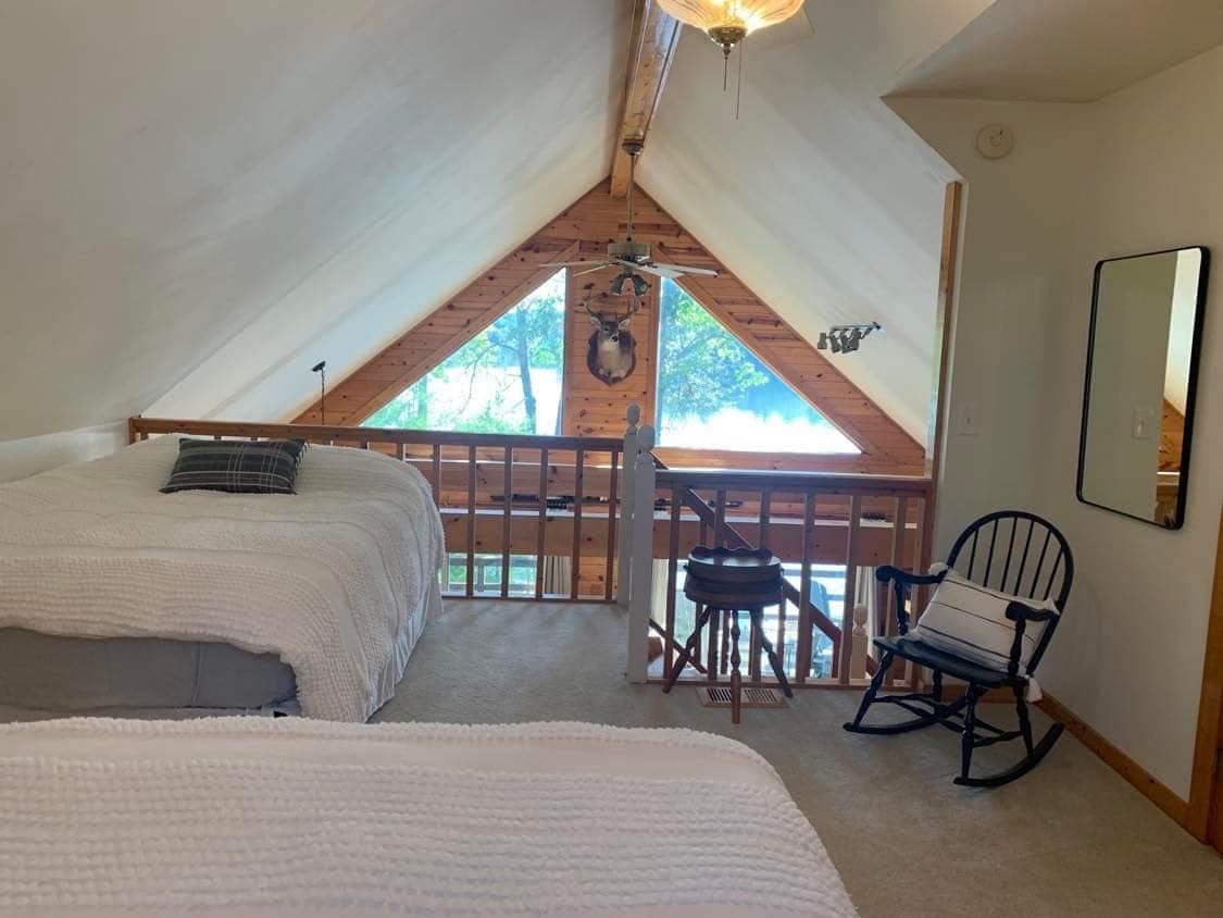 Spavaća soba u potkrovlju s 2 bračna kreveta i kupaonicom.