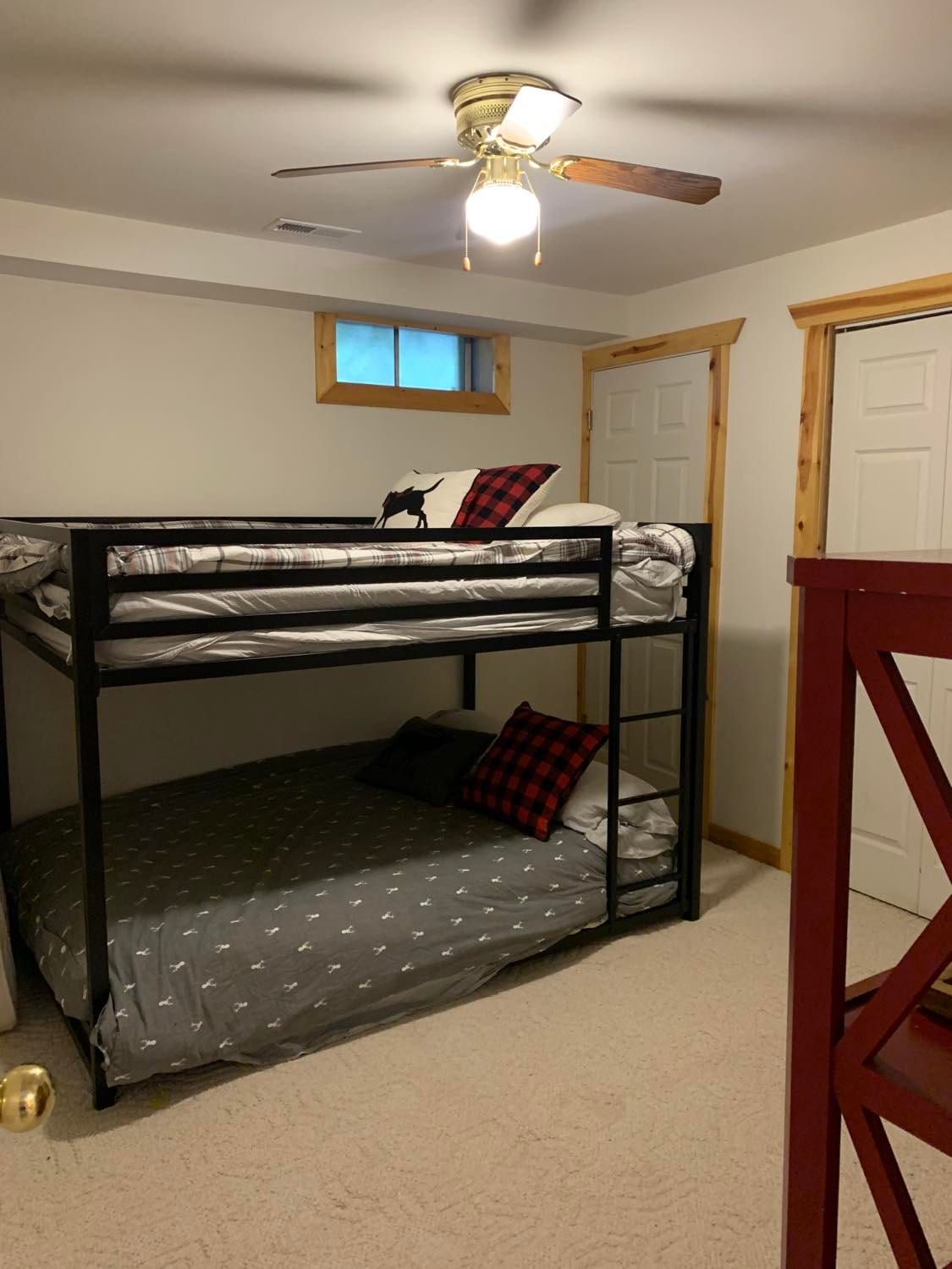 Podrumska spavaća soba s krevetima u punoj veličini.