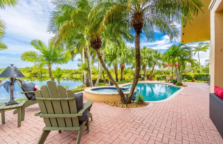 Pool and jacuzzi. Spacious and modern Villa gallery image 3