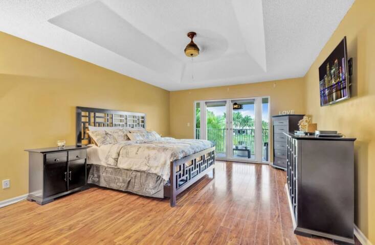 Pool and jacuzzi. Spacious and modern Villa gallery image 2