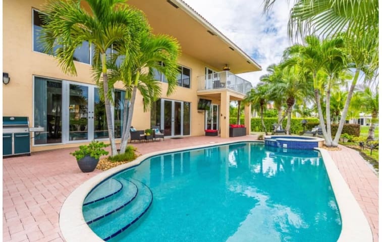Pool and jacuzzi. Spacious and modern Villa