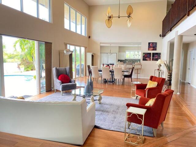 Pool and jacuzzi. Spacious and modern Villa gallery image 4