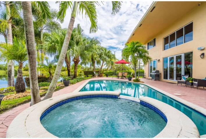 Pool and jacuzzi. Spacious and modern Villa gallery image 5