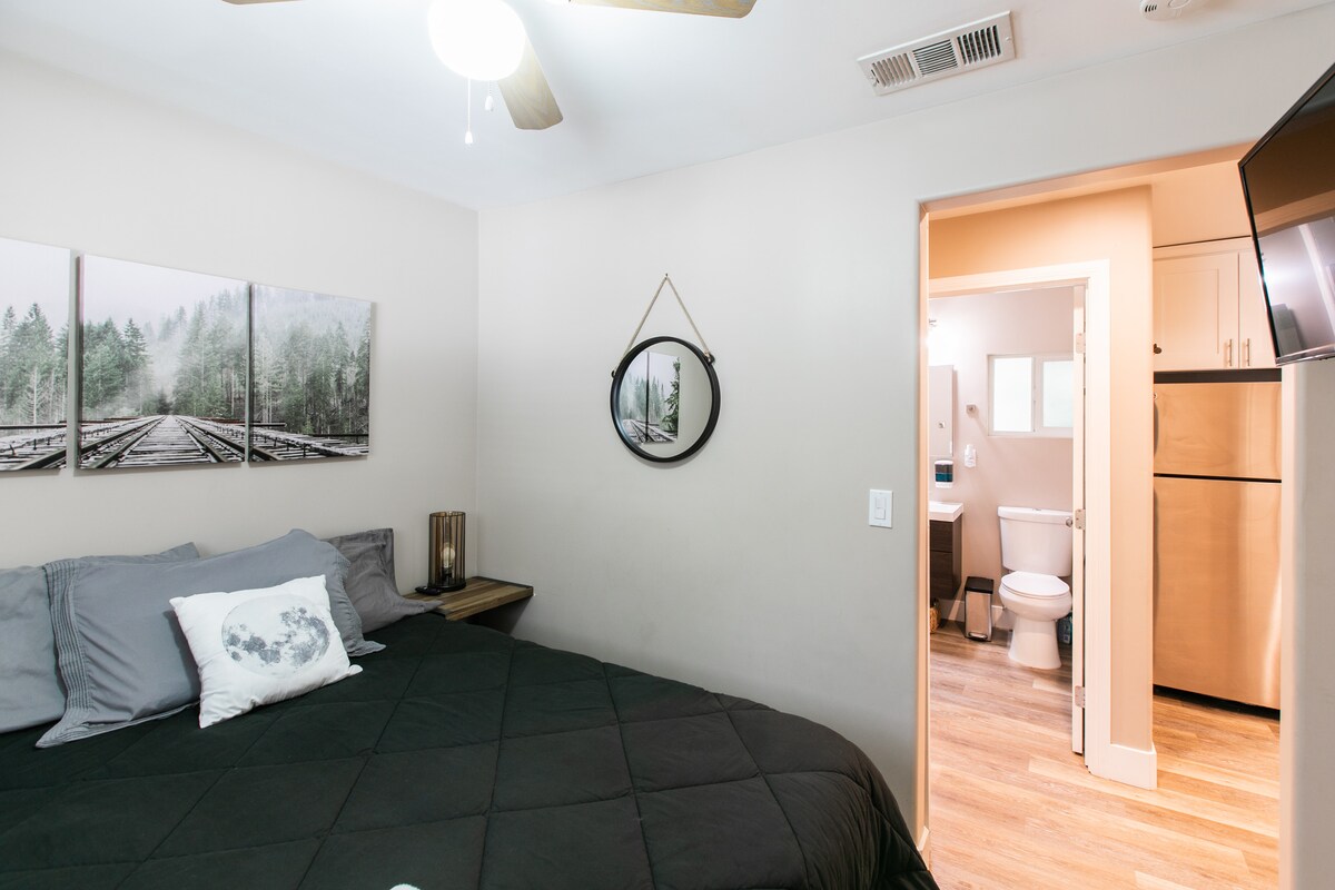 Dormitorio #2, ubicado justo enfrente de la nevera/baño