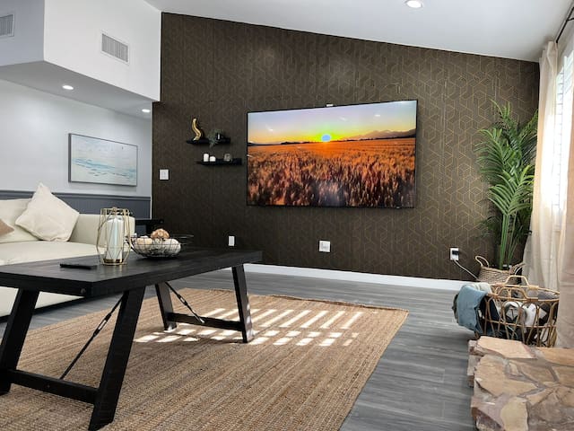 Address: 5633 Rawlings ave, Woodland Hills