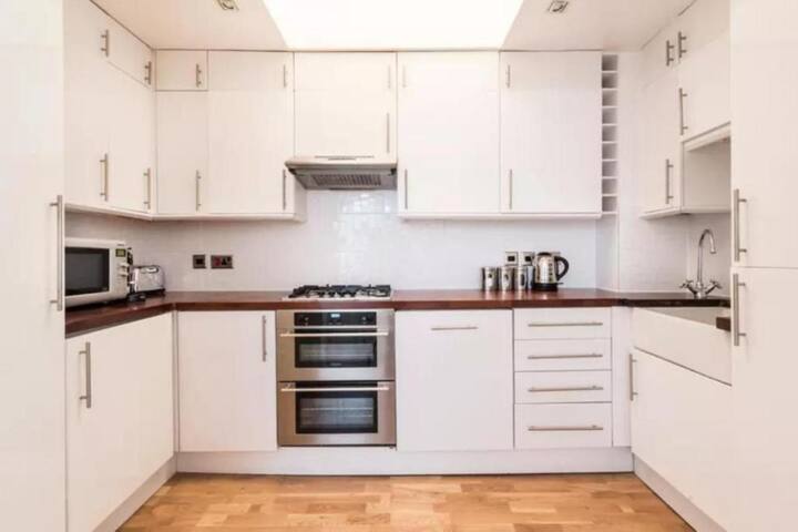 Modern 3BR Notting Hill Gem | Patio + 2.5 Baths gallery image 5