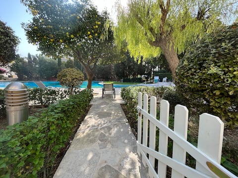 Modern Townhouse, 2 pools, garden & terrace