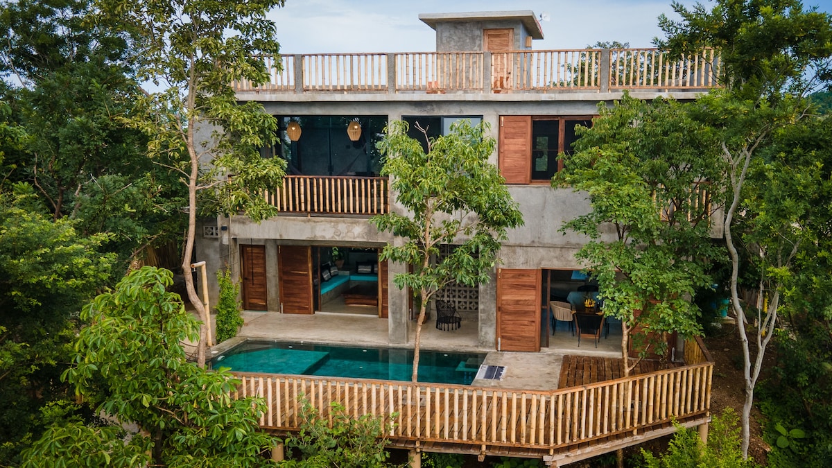 Home in the jungle with ocean views