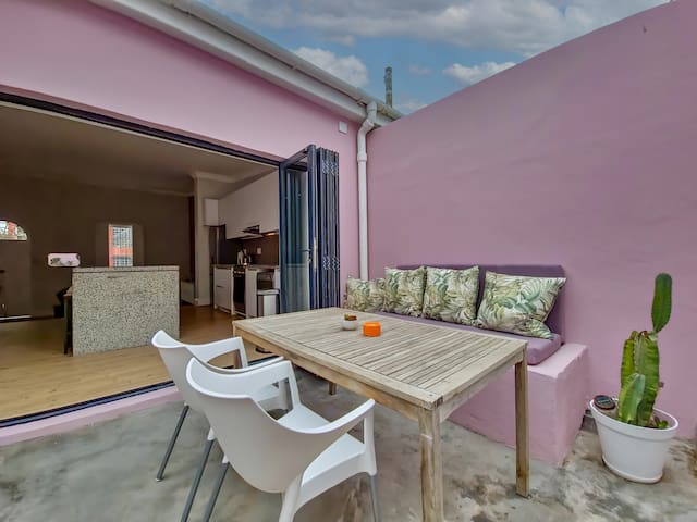 Trendy Bo-Kaap home, private patio, fireplace