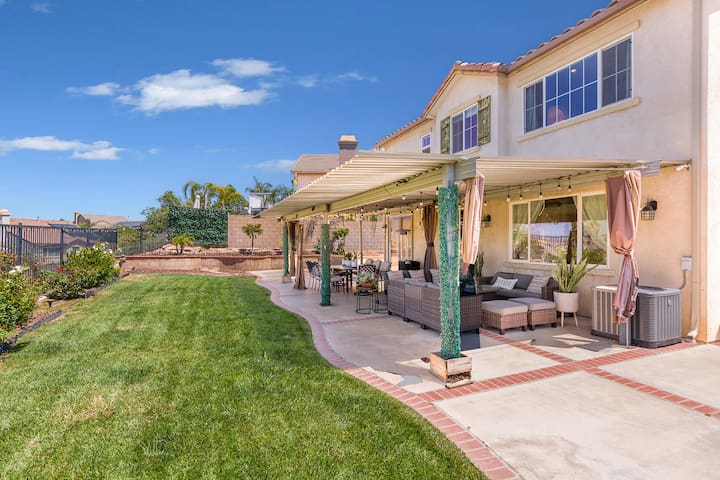Luxurious 4 Bedroom Home in Santa Clarita