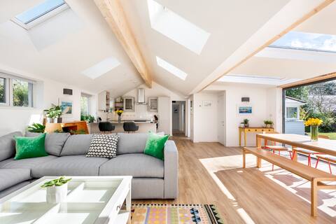 Modern beach house in Falmouth, private parking