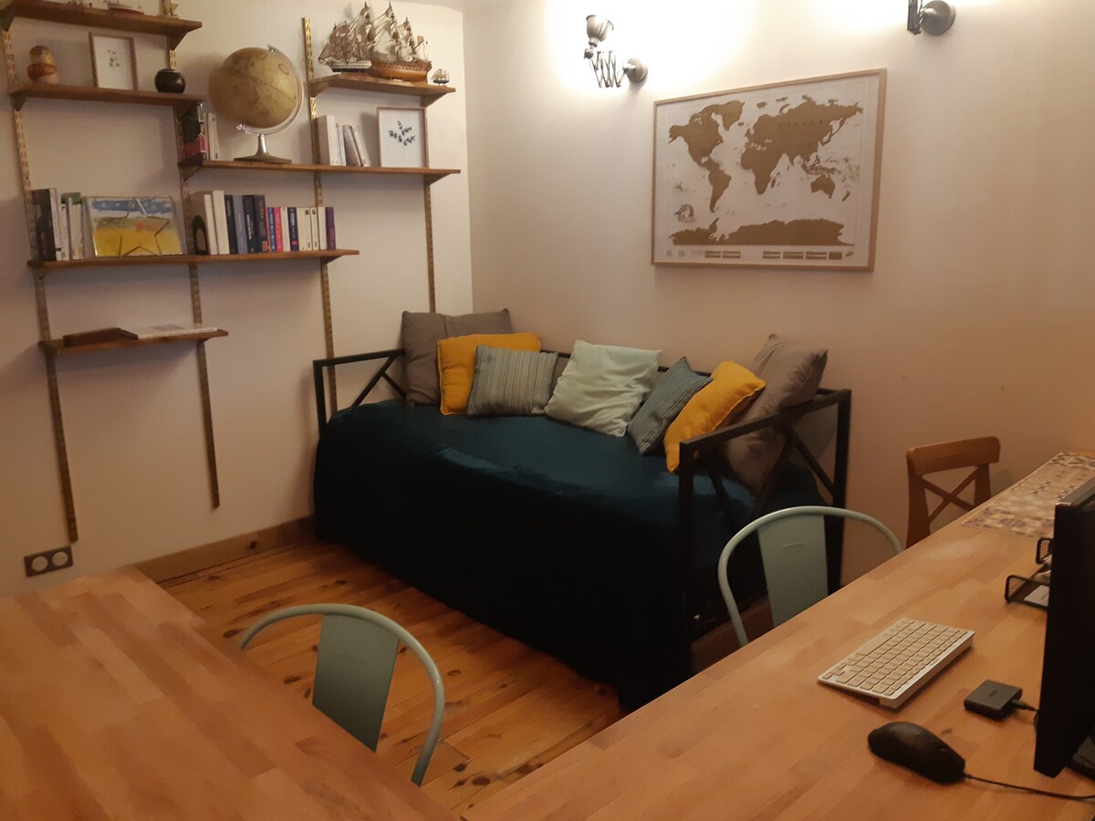 Escritorio, parquet en el suelo  -  espacio de trabajo - biblioteca - banqueta convertible cama doble