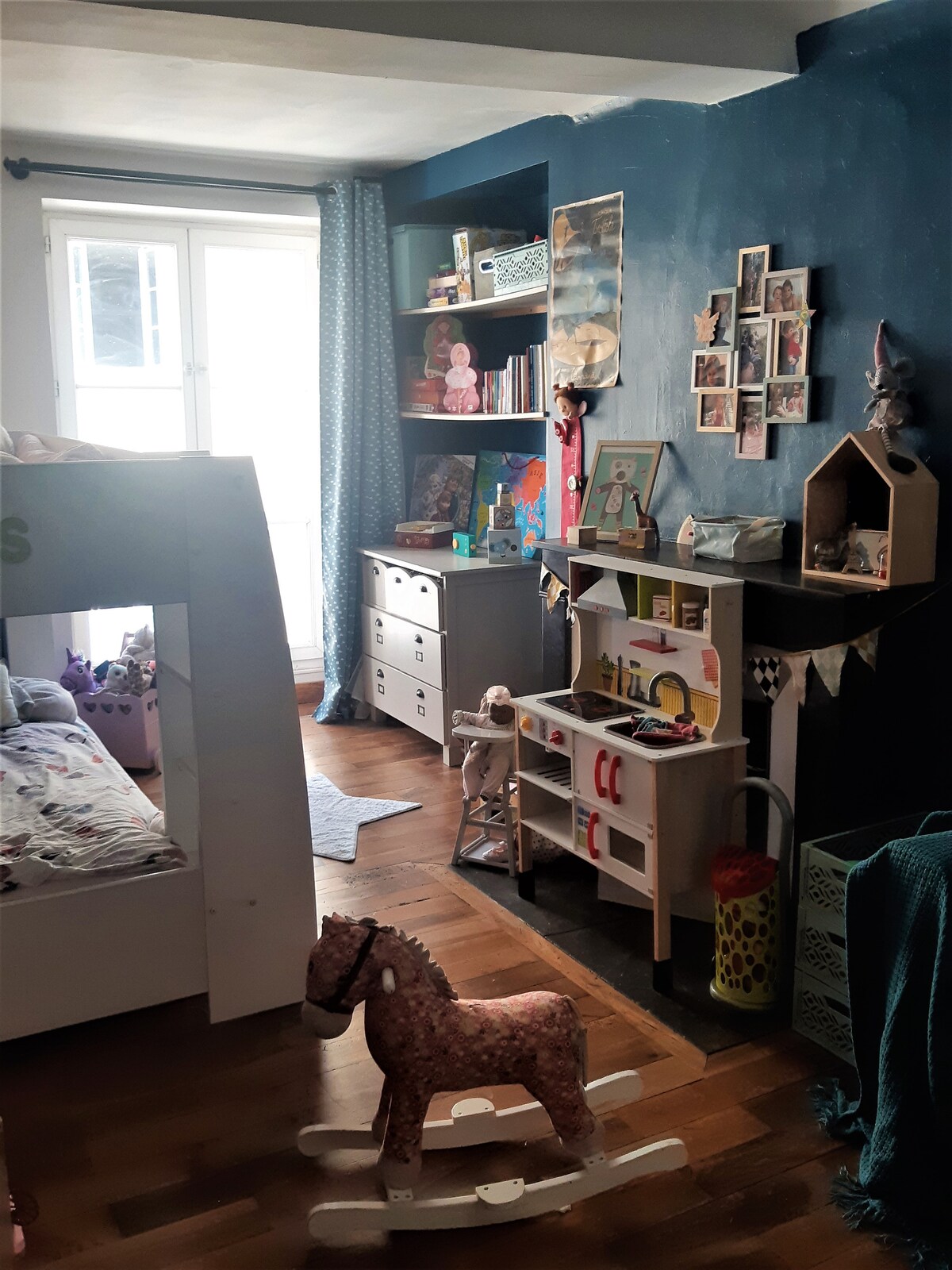 Habitación infantil - equipada con juguetes/juegos/rompecabezas/libros