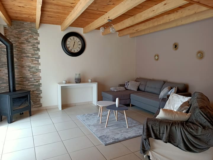 منطقة جلوس مع موقد خشبي وأريكتين