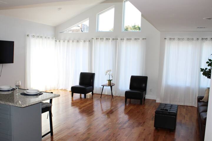 Lovely 3-Bedroom APT! EZ Access to NYC & Airports! gallery image 3