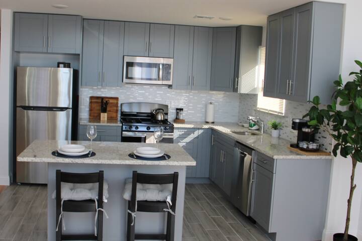 Lovely 3-Bedroom APT! EZ Access to NYC & Airports! gallery image 4