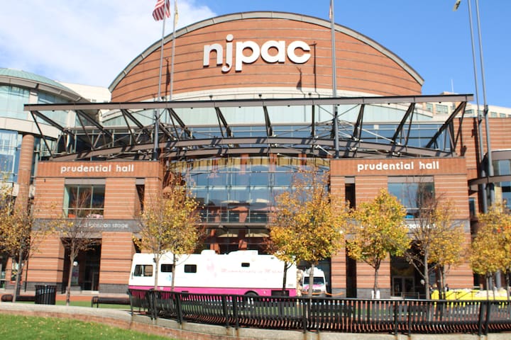 Cozy 2 Beds APT EZ Access to NY gallery image 2