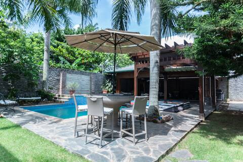 Family Home with Pool & Jacuzzi