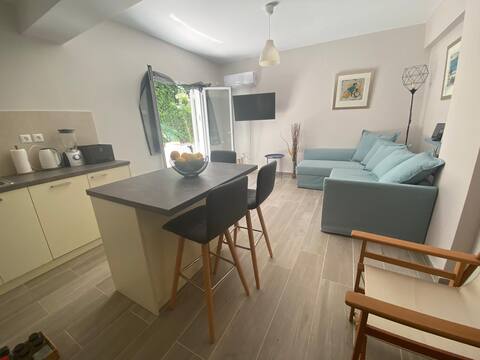 Comfortable renovated studio with patio