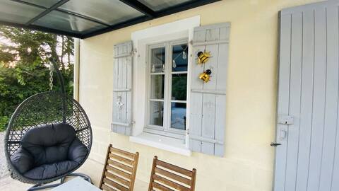 Cosy little cottage overlooking gardens - sleeps 3