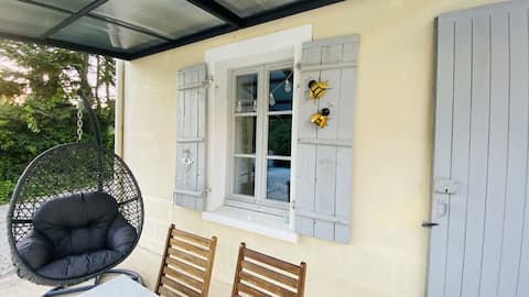 Cosy little cottage overlooking gardens - sleeps 3