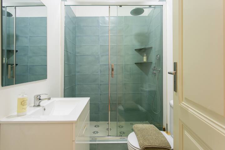 NEW! Lisbon Comfy Apartment V gallery image 5