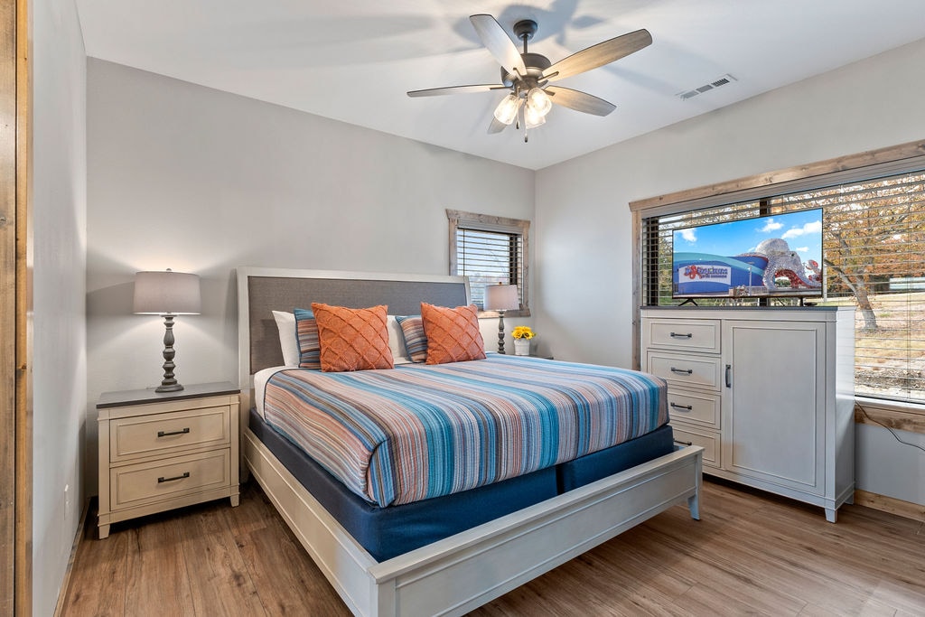 Dormitorio grande con armario grande junto con TV inteligente para este dormitorio tamaño king.