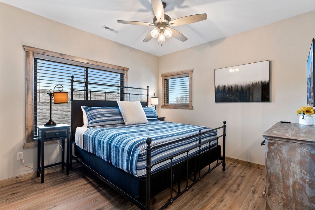 Dormitorio tamaño king en el tercer piso con acceso directo en la habitación a un baño grande. 