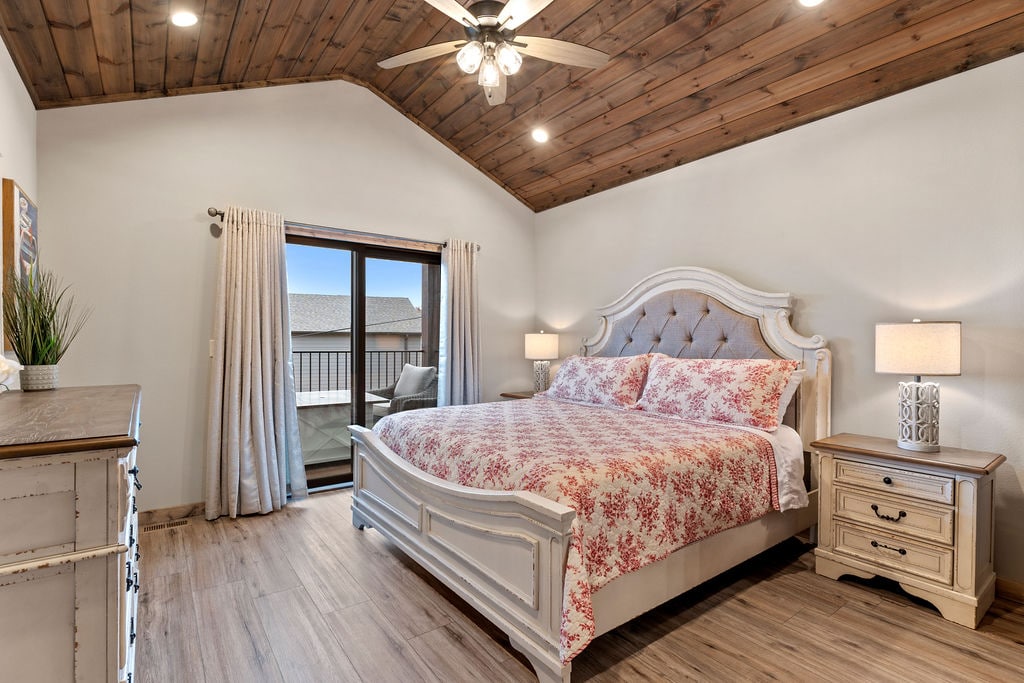 Dormitorio principal tamaño king con baño completo privado. Tiene acceso a la terraza desde el dormitorio.