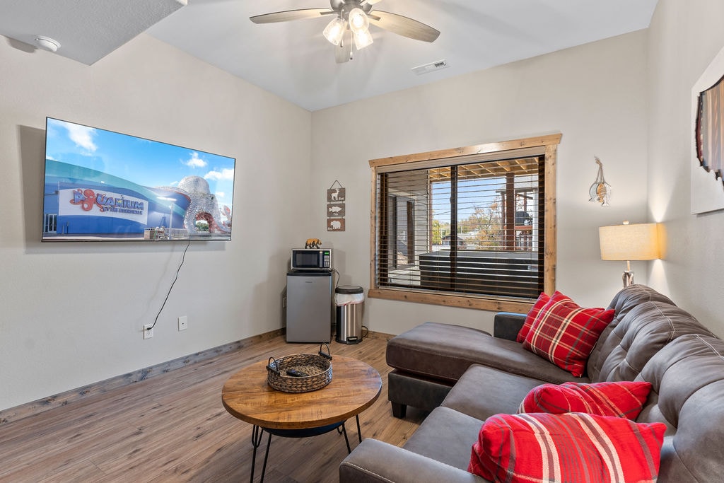 ¡No dudes en traer tu sistema de juegos y conectarlo a cualquier televisor dentro de la casa!