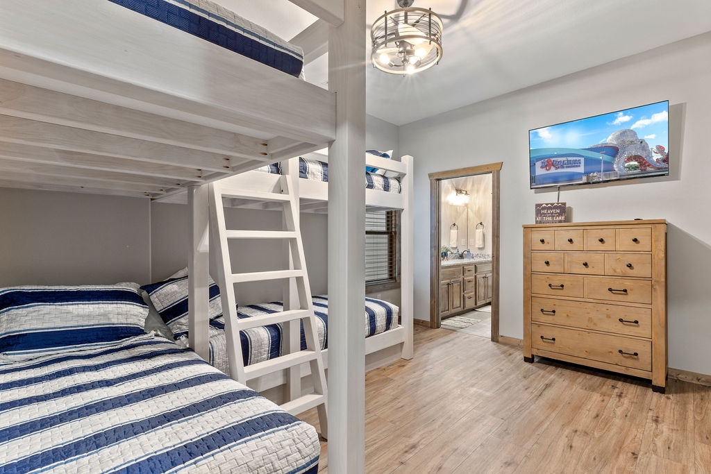 Esta habitación del primer piso está conectada a un baño completo. 