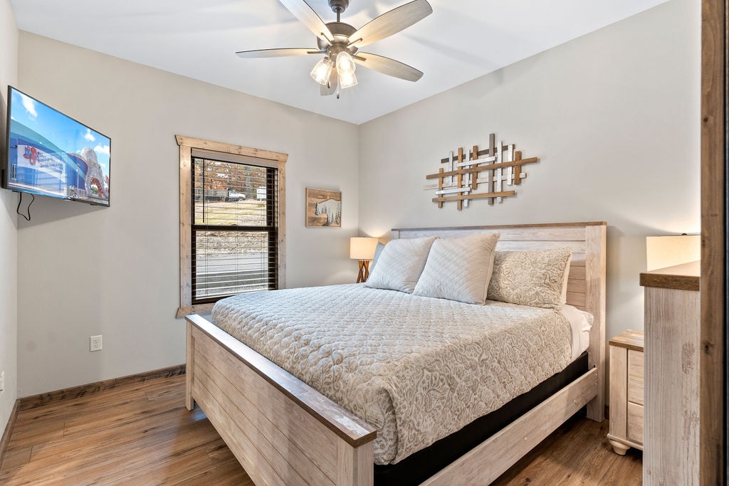 Dormitorio king en el nivel principal n.º2 con baño privado.