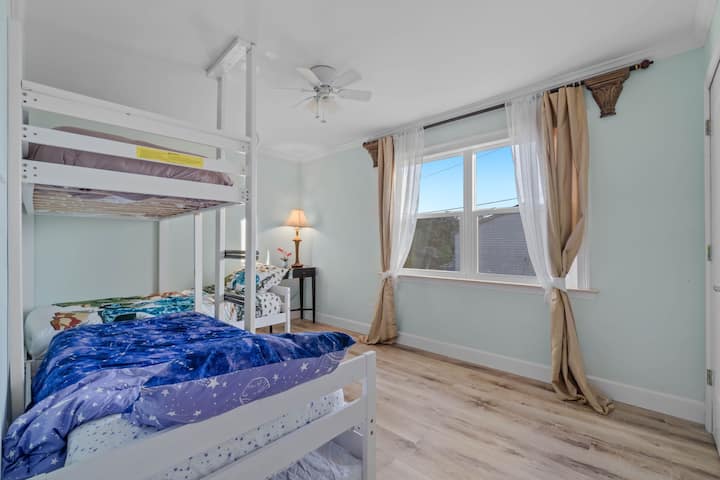 في يوم عاصف، يمكنك فتح النوافذ في غرفة النوم الثانية لتشعر بنسيم المحيط، وتشم رائحة البحر المالح والاستماع إلى أمواج المحيط.
