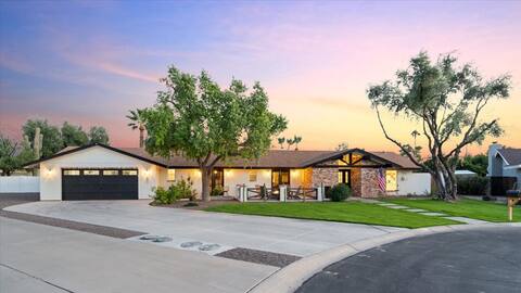 Remodeled home near golf course, huge heated pool!
