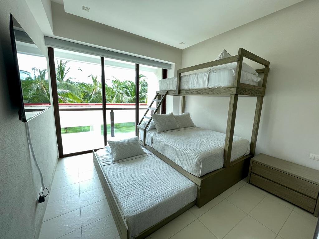 Recámara 3 con litera que se compone de cama Queen size y 2 camas individuales (cama nido y superior) además cuenta con Smart TV de 55" con las principales aplicaciones debiendo accesar con tu cuenta personal.