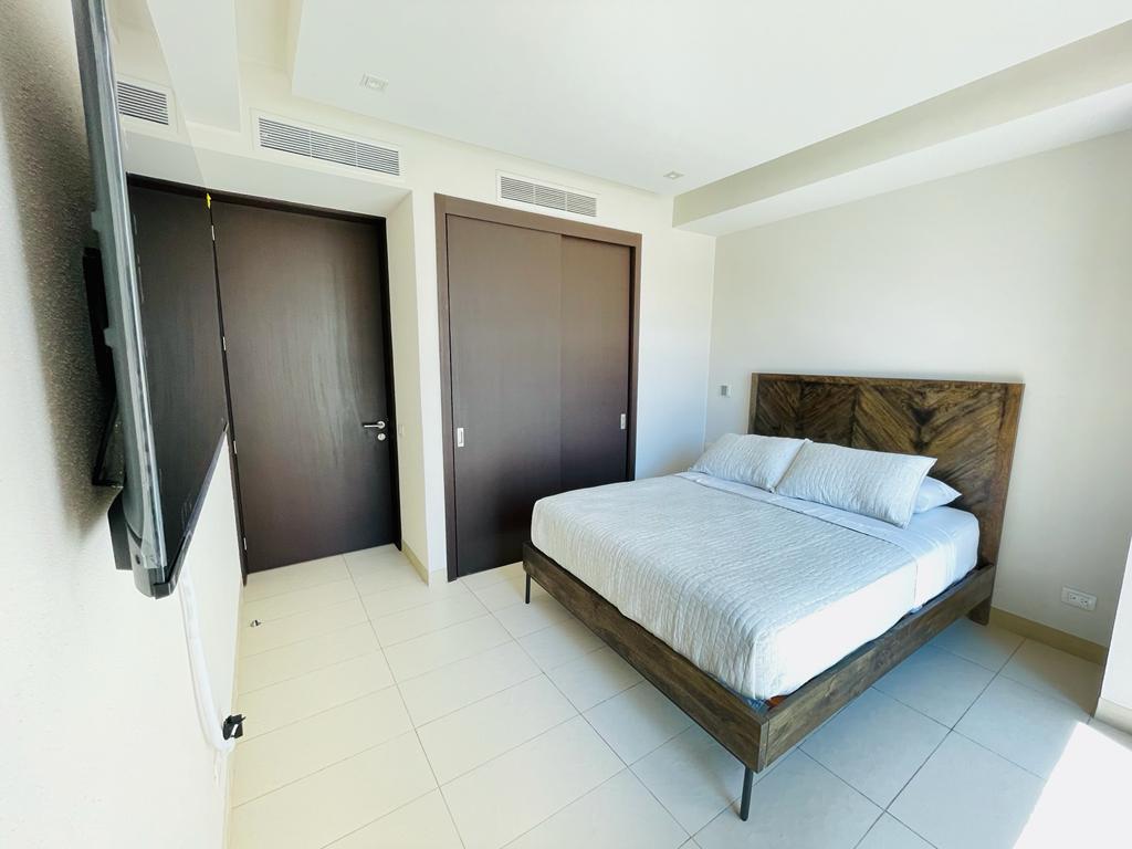 Recámara 2 con cama Queen size y Smart TV de 55" con las principales aplicaciones con acceso desde tu cuenta personal.