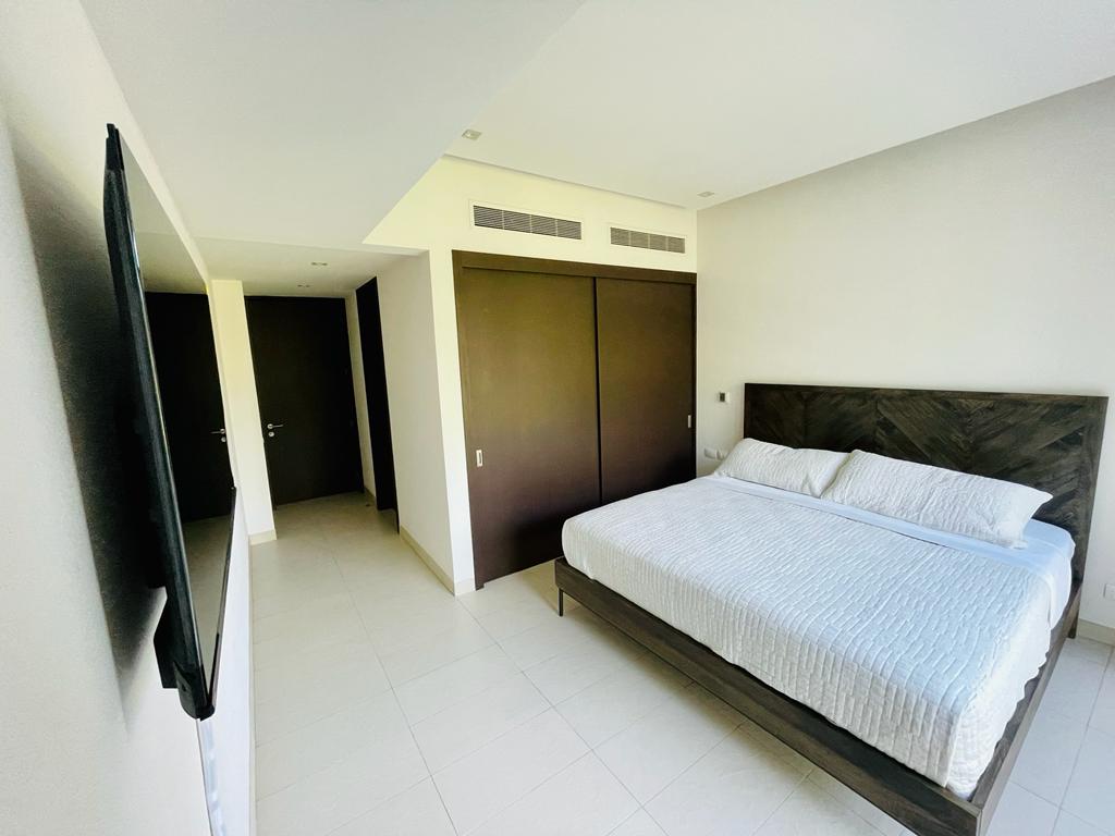 Recámara principal con cama King size y Smart TV de 55" con las principales aplicaciones debiendo accesar con tu cuenta personal.