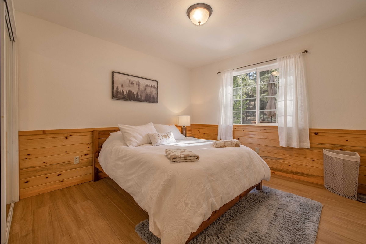 第四间卧室配备标准双人床