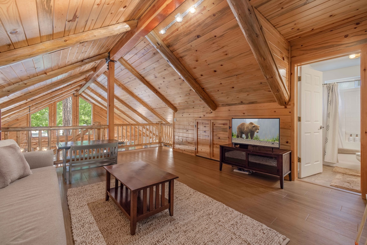 阁楼区域可欣赏房屋主要景观，阁楼区域配备全功能卫生间